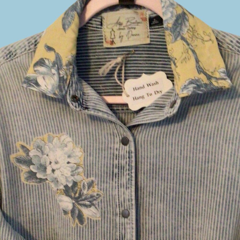 size Medium. Measures 22 inches across the armpits.   36.5 inches long.